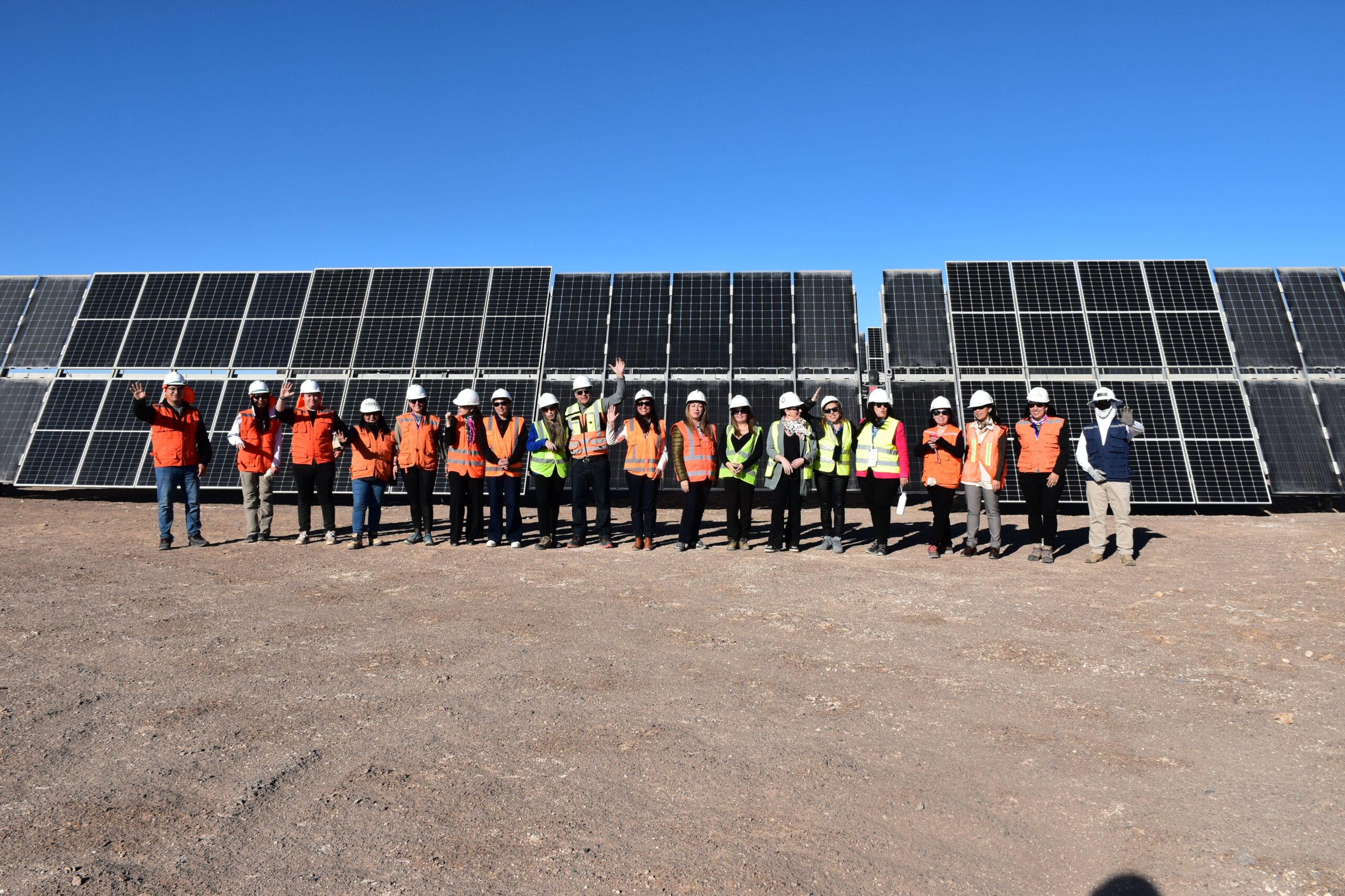 Mujeres líderes en energía visitan la Plataforma Solar del Desierto de Atacama