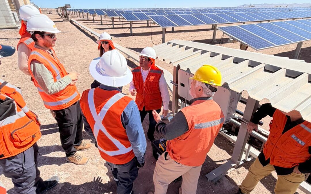 Visita técnica a planta Lalcktur permitió evaluar nuevas tecnologías para mantenimiento de sistemas fotovoltaicos